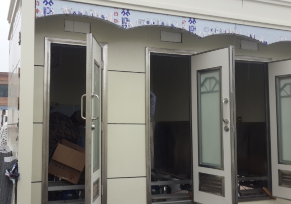 撕去保護膜的移動廁所 撕去保護膜的移動廁所